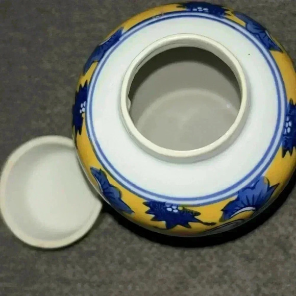 Vtg Chinese Ginger Jar 6" Yellow Blue Lidded Porcelain Jar Floral Panels Signed - Picture 3 of 5